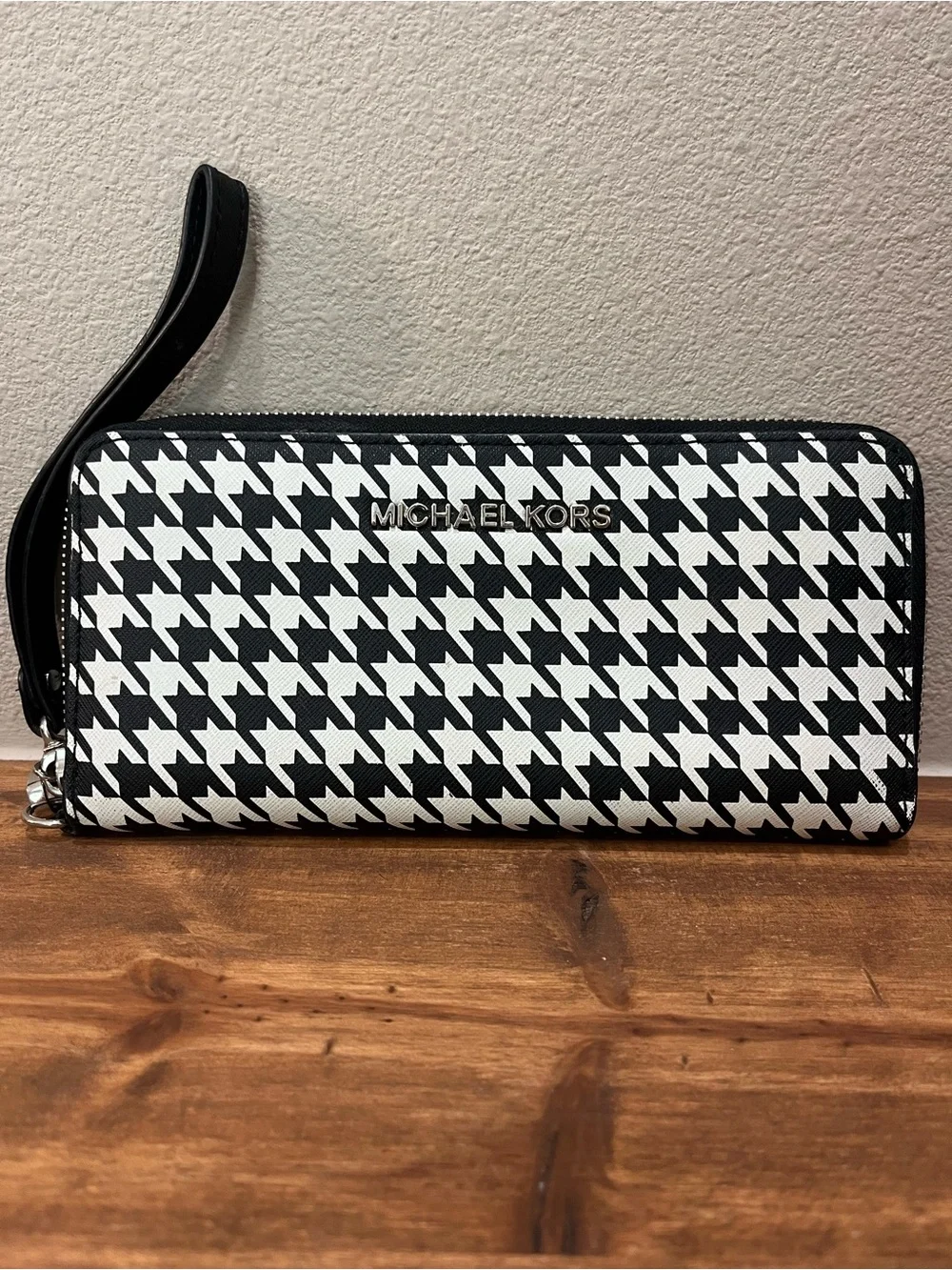 Michael Kors Black & White Houndstooth Zip-Around Wristlet